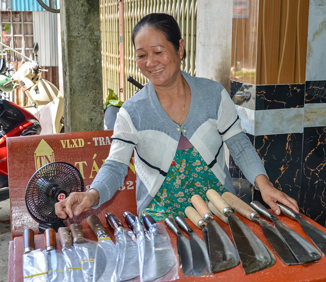 Bà Nguyễn Thị Giang sửa soạn các mặt hàng mỗi sáng trước khi đem đi bán ở chợ và bỏ sỉ.