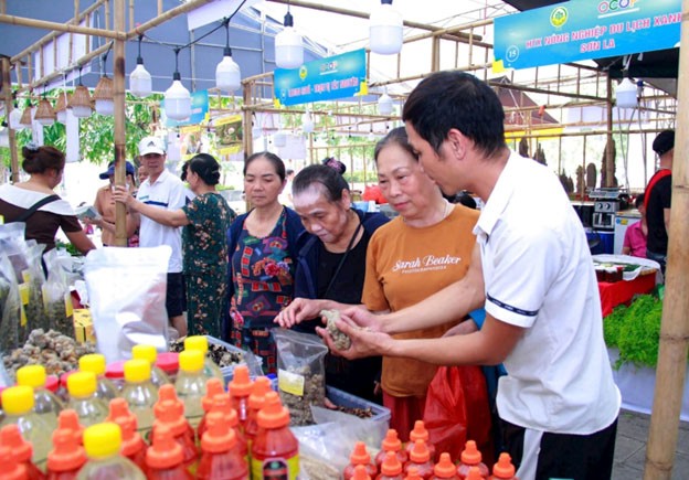 Người dân tìm hiểu, mua sắm sản phẩm tại sự kiện. Người dân tìm hiểu, mua sắm sản phẩm tại sự kiện.