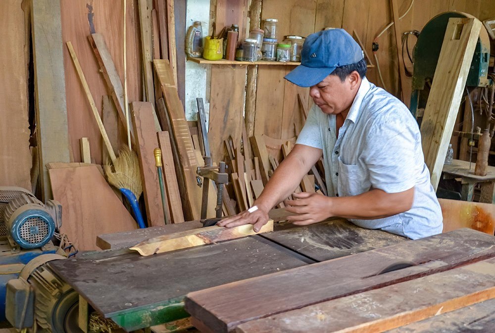 Ông Trương Minh Danh (ấp Thống Nhất) từ nhỏ đã theo nghề của mộc của cha, dù cuộc sống không giàu có như bao người nhưng ông vẫn luôn yêu nghề và muốn làm nghề.
