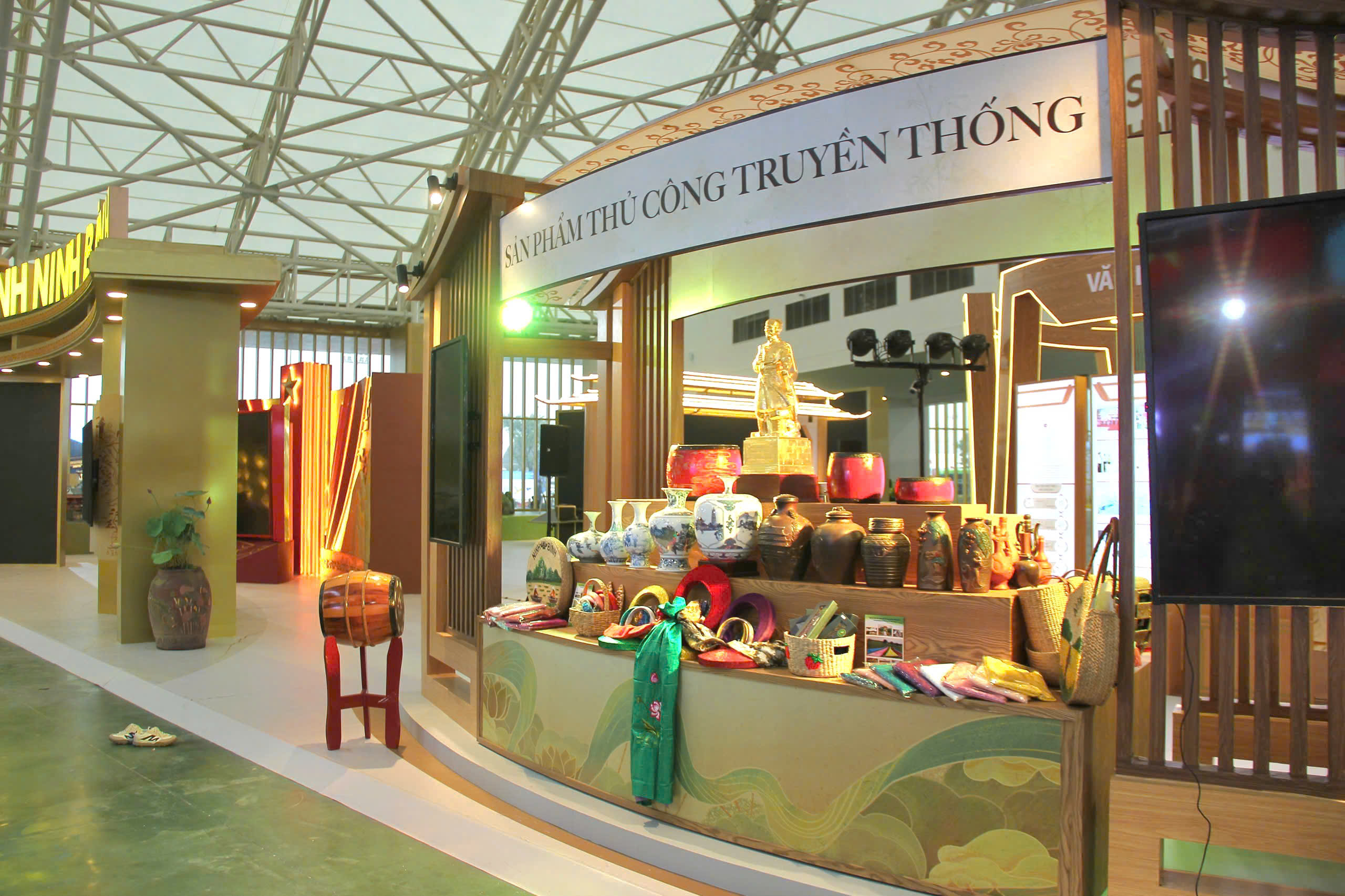 Chạy đua thời gian hoàn tất gian trưng bày Triển lãm Thành tựu đất nước 80 năm - ảnh 18