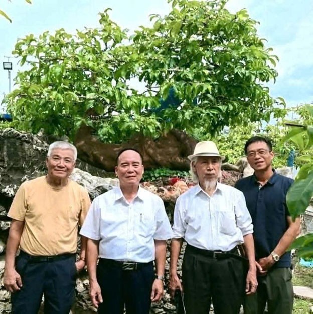 Ông Nguyễn An Hưng (thứ 2 trái sang)Chủ tịch Hiệp Hội Làng nghề TP Hải Phòng và khách cùng Nghệ nhân SVC Hoàng Phương Huy Ông Nguyễn An Hưng (thứ 2 trái sang)Chủ tịch Hiệp Hội Làng nghề TP Hải Phòng và khách cùng Nghệ nhân SVC Hoàng Phương Huy