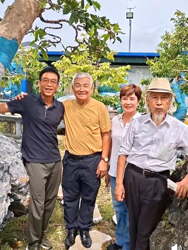 Nghệ nhân SVC Hoàng Phương Huy (đứng đầu bên trái) và khách tham quan Trúc Giang Viên Nghệ nhân SVC Hoàng Phương Huy (đứng đầu bên trái) và khách tham quan Trúc Giang Viên