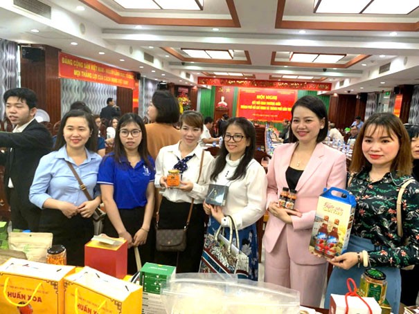 Người tiêu dùng tham qua, trải nghiệm sản phẩm từ Công ty TNHH MTV Đông Trùng Hạ Thảo Cờ Đỏ Người tiêu dùng tham qua, trải nghiệm sản phẩm từ Công ty TNHH MTV Đông Trùng Hạ Thảo Cờ Đỏ