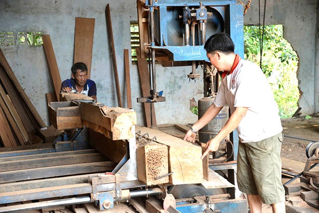 Làng nghề mộc Chợ Thủ là một trong những làng nghề truyền thống nổi tiếng nhất của vùng đồng bằng sông Cửu Long.