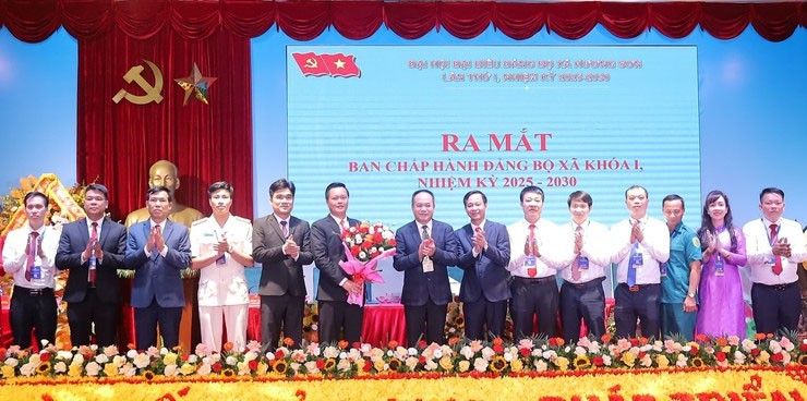 Trung tướng Nguyễn Thanh Tùng -  Uỷ viên ban Thường vụ Thành uỷ Hà Nội chúc mừng  Ban chấp hành Đảng bộ xã Hương Sơn nhiệm kỳ 2025 - 2030 