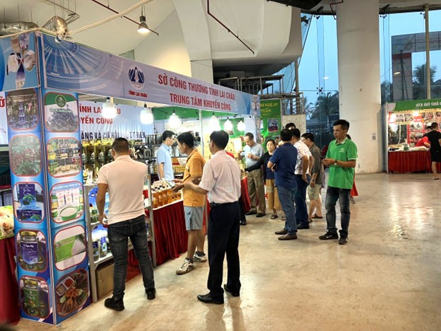Gian hàng của Trung tâm khuyến công Lai Châu tham gia Hội chợ triển lãm hàng công nghiệp  nông thôn tiêu biểu khu vực phía Bắc tại Quảng Ninh.