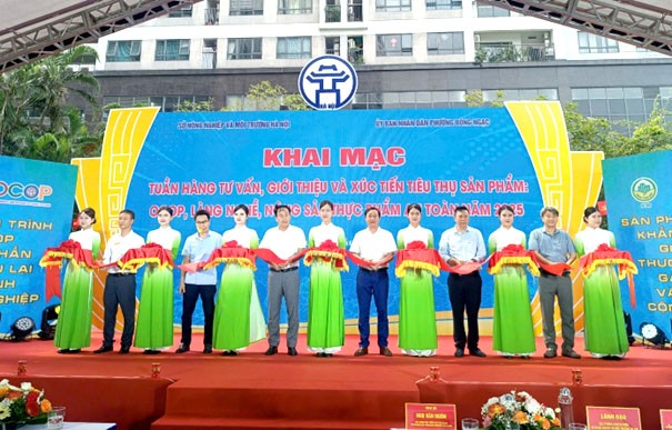 Các đại biểu cắt băng khai mạc sự kiện 