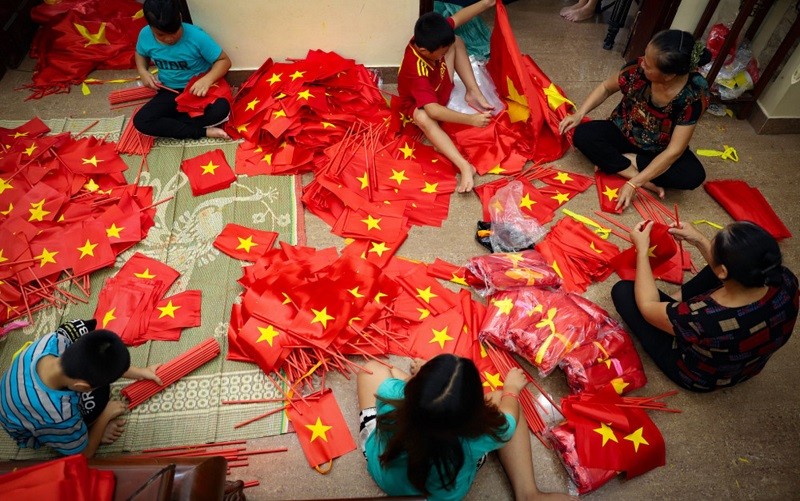 Làng Từ Vân tất bật may, thêu cờ Tổ quốc