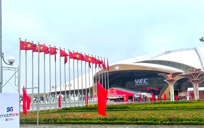 Trung tâm Hội chợ Triển lãm Quốc gia (Đông Anh, Hà Nội) chính thức khánh thành vào sáng 19/8 có quy mô lớn nhất Đông Nam Á, thuộc top 10 tổ hợp trung tâm triển lãm lớn nhất thế giới. Ảnh Thạch Thảo