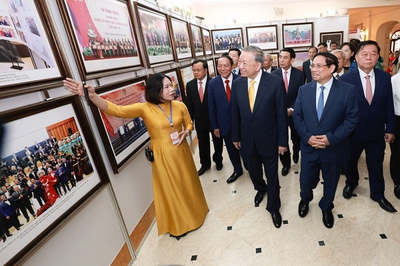 Tổng Bí thư Tô Lâm, Thủ tướng Chính phủ Phạm Minh Chính và các đại biểu tham quan triển lãm tại Lễ kỷ niệm. Ảnh: Trần Huấn Tổng Bí thư Tô Lâm, Thủ tướng Chính phủ Phạm Minh Chính và các đại biểu tham quan triển lãm tại Lễ kỷ niệm. Ảnh: Trần Huấn