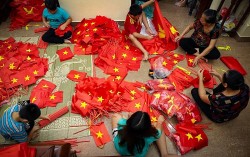 Làng Từ Vân tất bật may, thêu cờ Tổ quốc