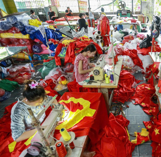 Làng Từ Vân tất bật may, thêu cờ Tổ quốc