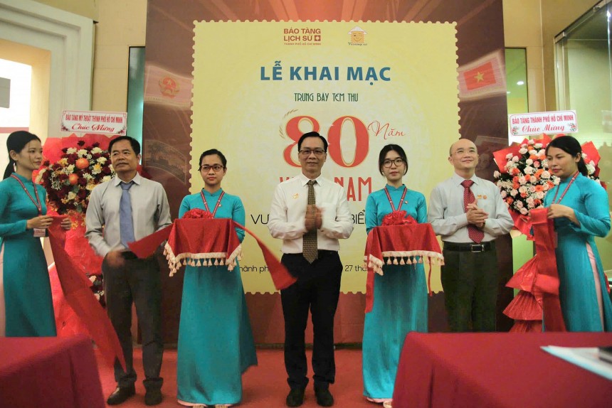 Các đại diện cắt băng khánh thành, khai mạc chuyên đề trưng bày tem thư “80 năm Việt Nam vươn mình ra biển lớn” Các đại diện cắt băng khánh thành, khai mạc chuyên đề trưng bày tem thư “80 năm Việt Nam vươn mình ra biển lớn”
