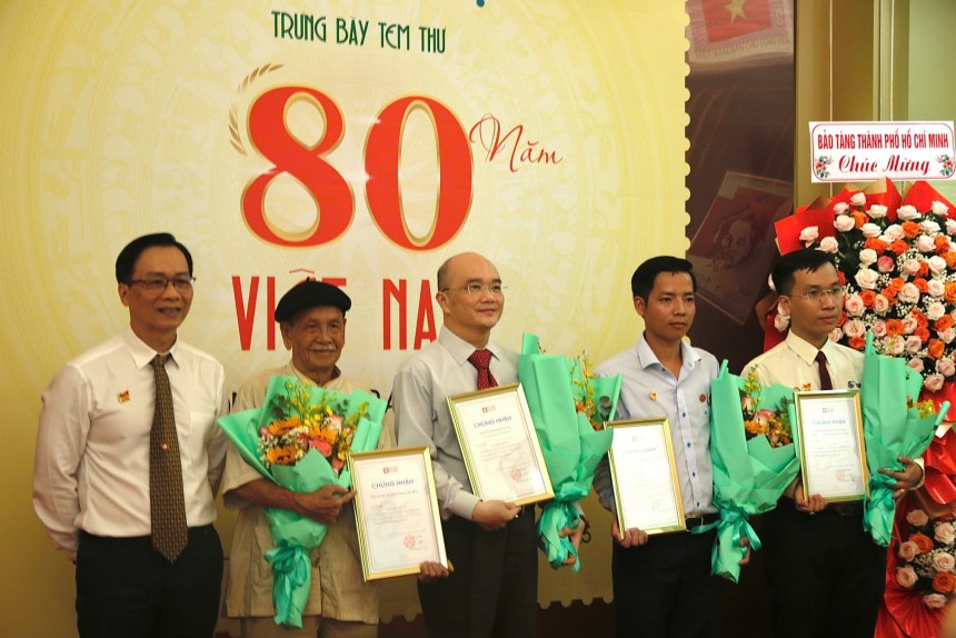 Đại diện Bảo tàng Lịch sử TP. HCM (ngoài cùng trái) trao chứng nhận cho các đơn vị và tác giả có tem trưng bày tại chuyên đề Đại diện Bảo tàng Lịch sử TP. HCM (ngoài cùng trái) trao chứng nhận cho các đơn vị và tác giả có tem trưng bày tại chuyên đề