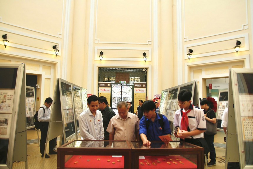 Không gian giới thiệu những con tem gắn liền với những hình ảnh, sự kiện trọng đại của đất nước Không gian giới thiệu những con tem gắn liền với những hình ảnh, sự kiện trọng đại của đất nước