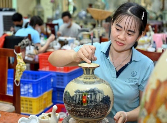 Nghệ nhân chế tác sản phẩm bình giọt ngọc