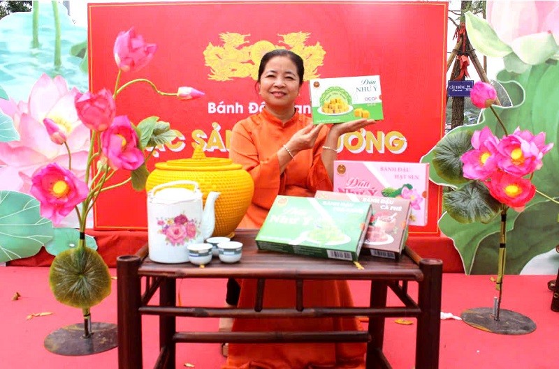 Nghệ nhân Trịnh Thị Thúy là chủ cơ sở sản xuất thương hiệu bánh đậu xanh Như Ý