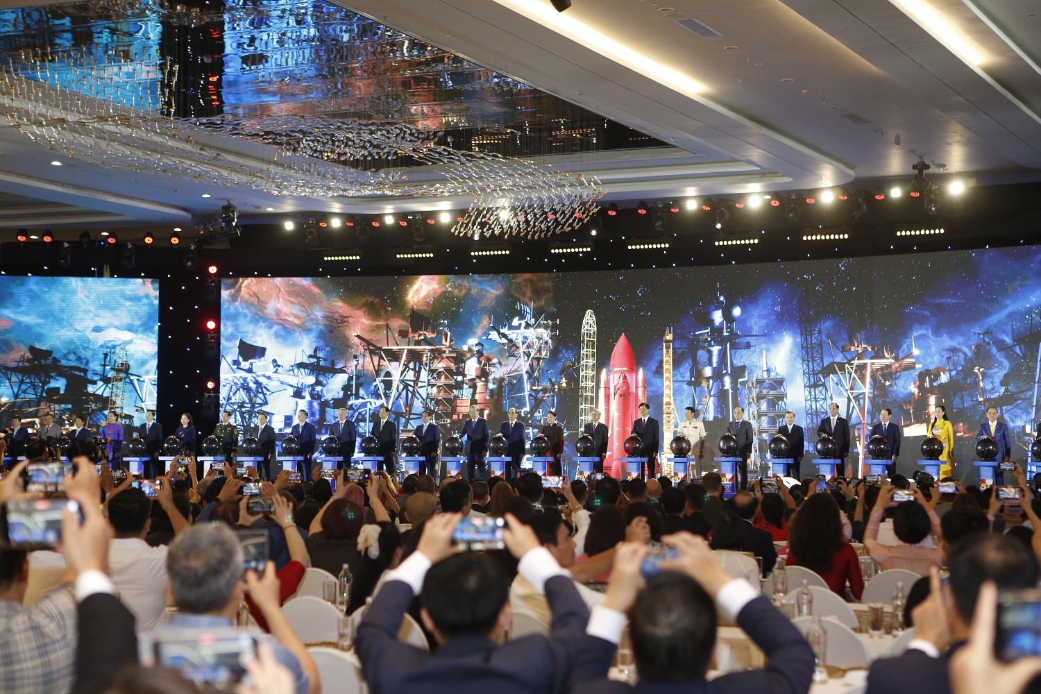 Khai mạc Triển lãm “80 năm Hành trình Độc lập - Tự do - Hạnh phúc”: Bức tranh toàn cảnh về khát vọng Việt Nam Khai mạc Triển lãm “80 năm Hành trình Độc lập - Tự do - Hạnh phúc”: Bức tranh toàn cảnh về khát vọng Việt Nam