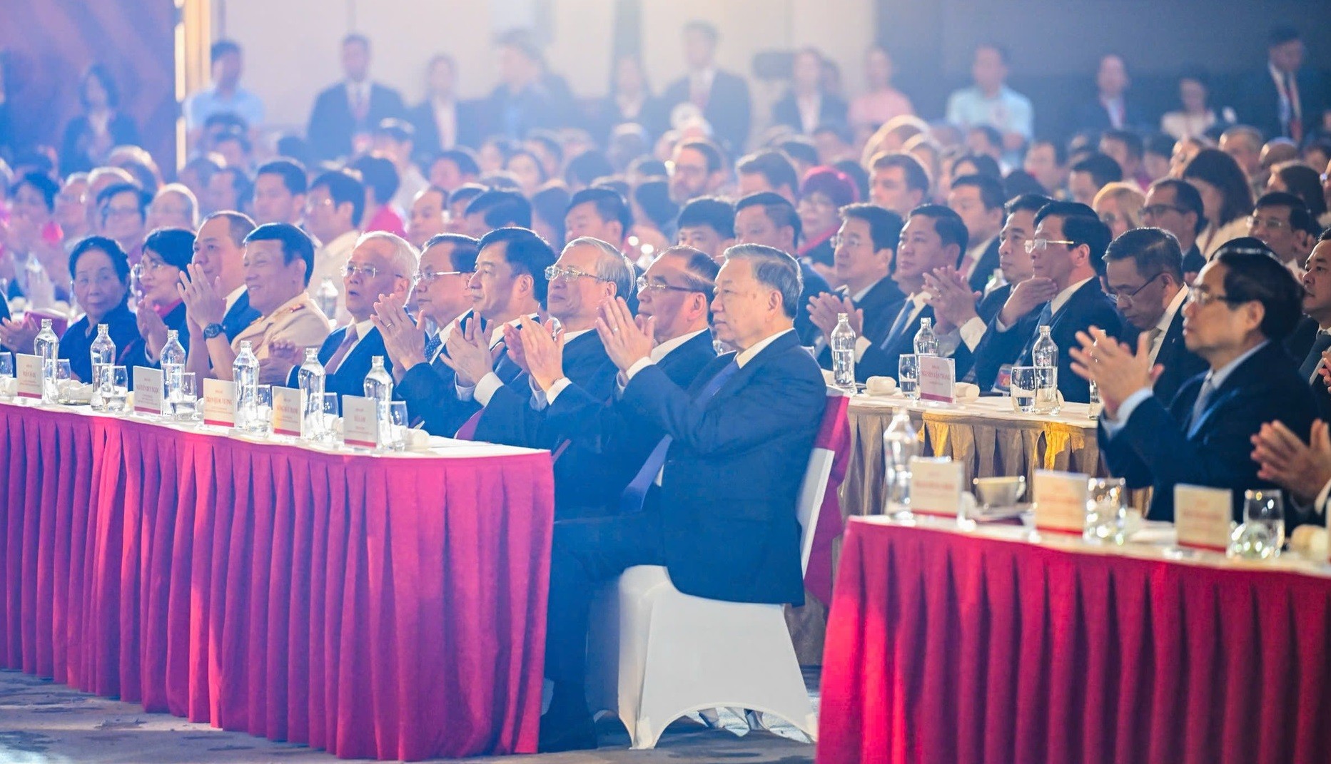 Khai mạc Triển lãm “80 năm Hành trình Độc lập - Tự do - Hạnh phúc”: Bức tranh toàn cảnh về khát vọng Việt Nam Khai mạc Triển lãm “80 năm Hành trình Độc lập - Tự do - Hạnh phúc”: Bức tranh toàn cảnh về khát vọng Việt Nam