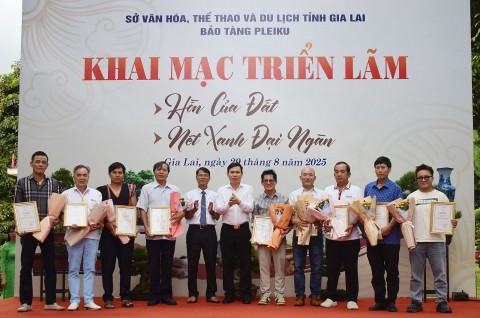 gia lai trien lam hon cua dat ton vinh tinh hoa gom su va ban sac van hoa viet