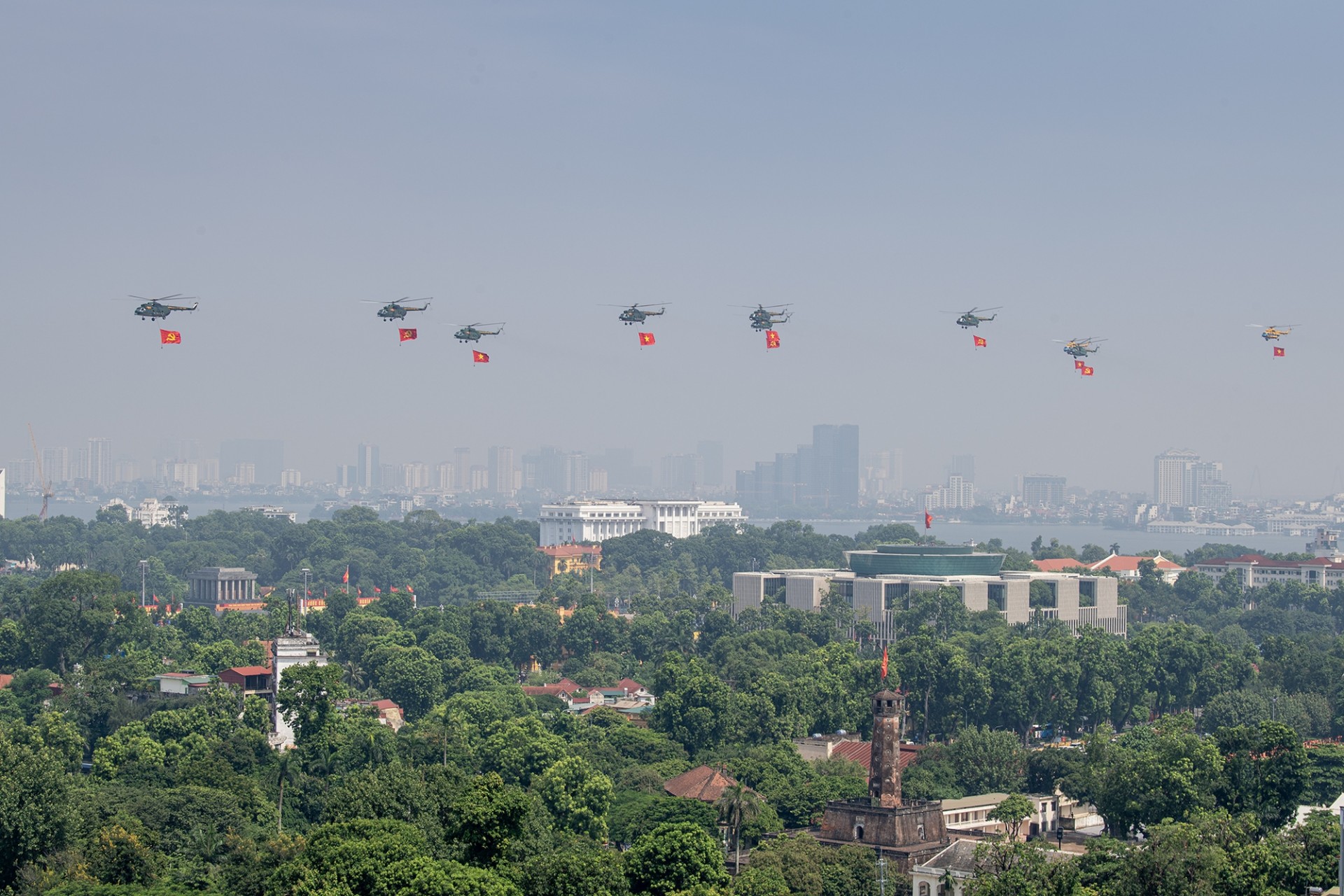 Biên đội trực thăng Mi-171, Mi-17, Mi-8, mang cờ Tổ quốc, cờ Đảng tung bay trên Quảng trường Ba Đình lịch sử Biên đội trực thăng Mi-171, Mi-17, Mi-8, mang cờ Tổ quốc, cờ Đảng tung bay trên Quảng trường Ba Đình lịch sử