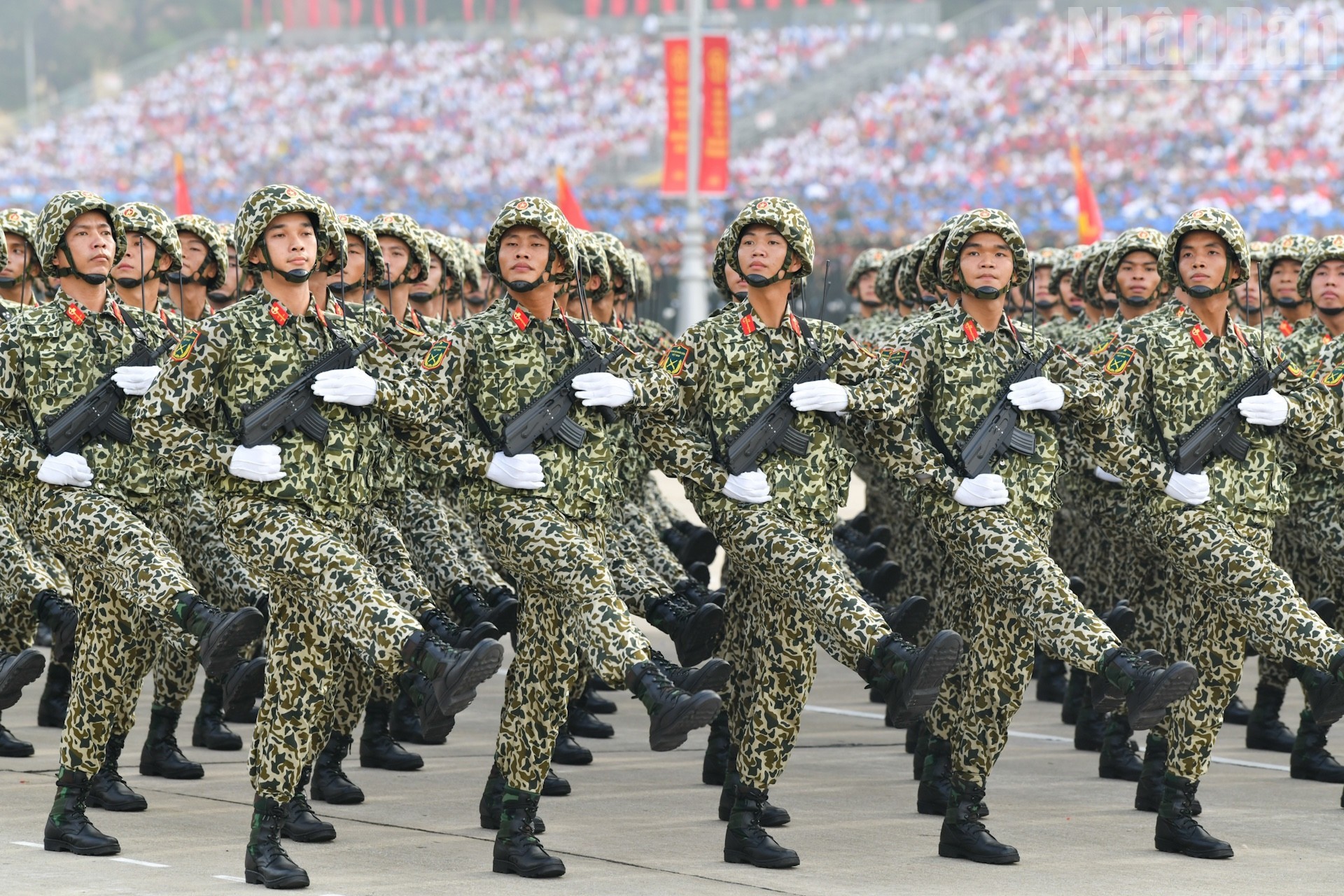 Khối chiến sĩ Bộ binh tiến vào Lễ đài. Khối chiến sĩ Bộ binh tiến vào Lễ đài.