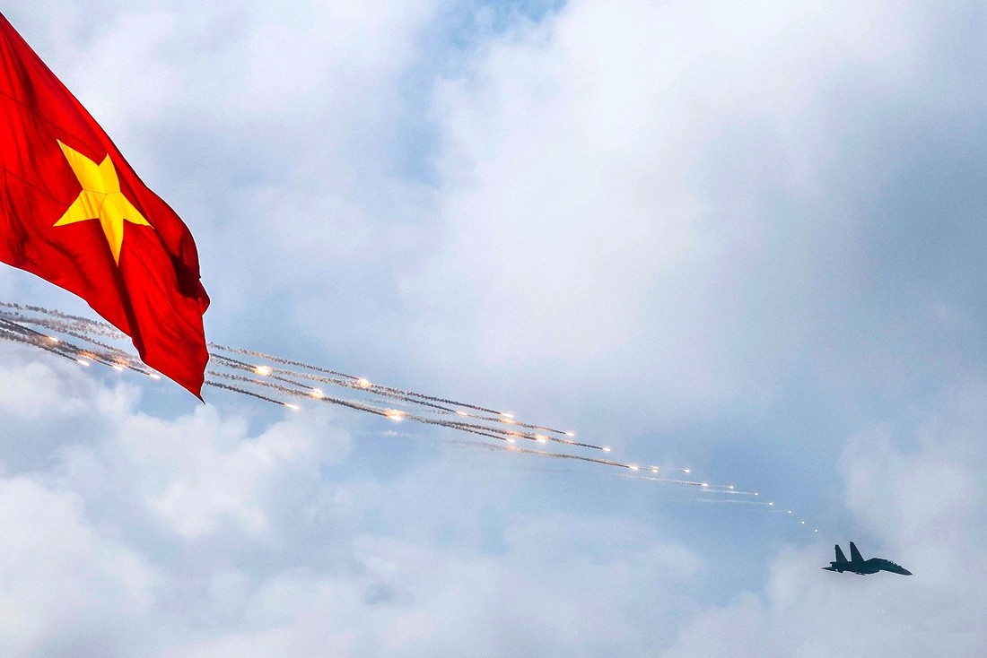 Tiêm kích Su-30MK2 thả bẫy nhiệt khi bay ngang cột cờ giữa quảng trường Ba Đình lịch sử Tiêm kích Su-30MK2 thả bẫy nhiệt khi bay ngang cột cờ giữa quảng trường Ba Đình lịch sử