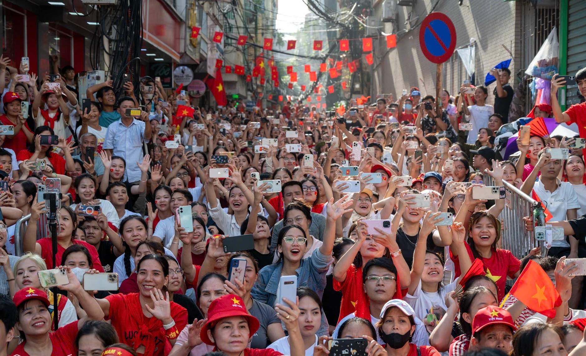 Người dân phấn khởi hò reo khi các khối diễu binh, diễu hành đi qua Người dân phấn khởi hò reo khi các khối diễu binh, diễu hành đi qua