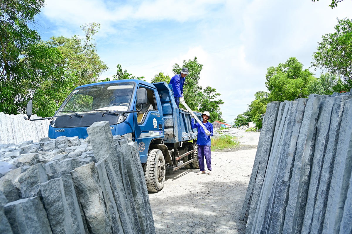 Trụ đá thành phẩm được tập kết trước khi xuất bán. Trụ đá thành phẩm được tập kết trước khi xuất bán.