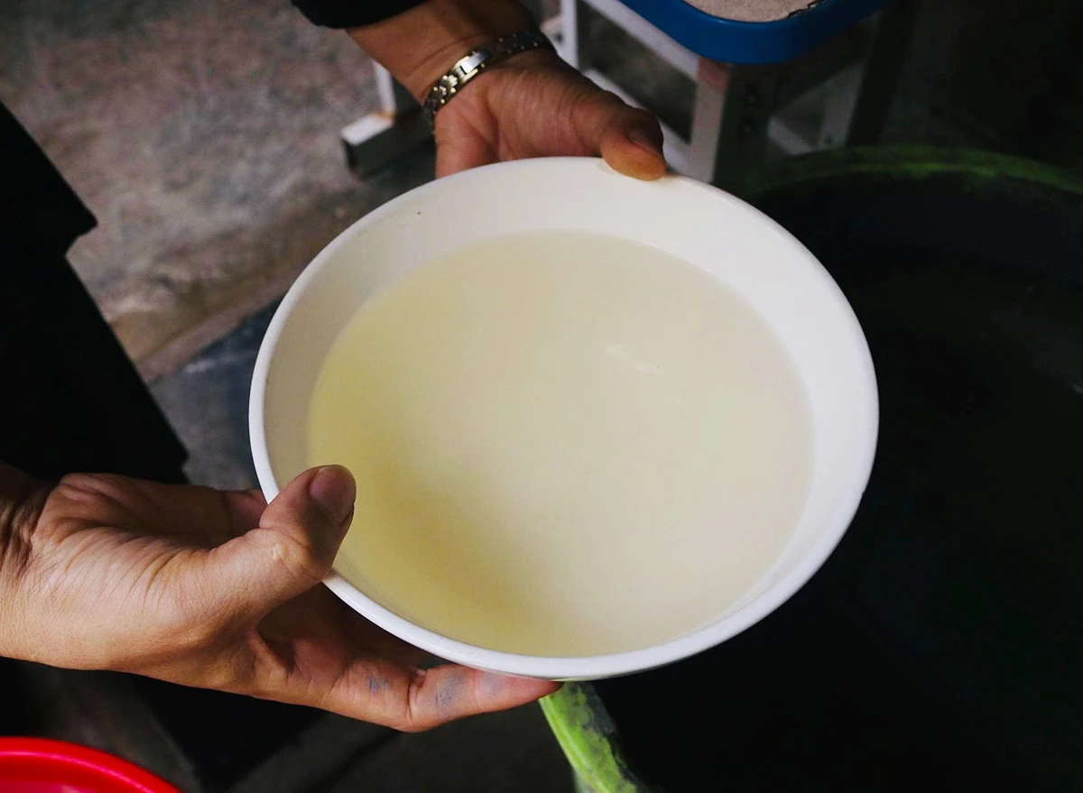Bánh gio - món ăn truyền thống của người Tày Nước gio là nguyên liệu không thể thiếu trong quy trình làm bánh gio, được lọc từ tro đốt vỏ các loại cây như bưởi, xoan, vừng… cho ra thứ nước trong có màu hổ phách đặc trưng.