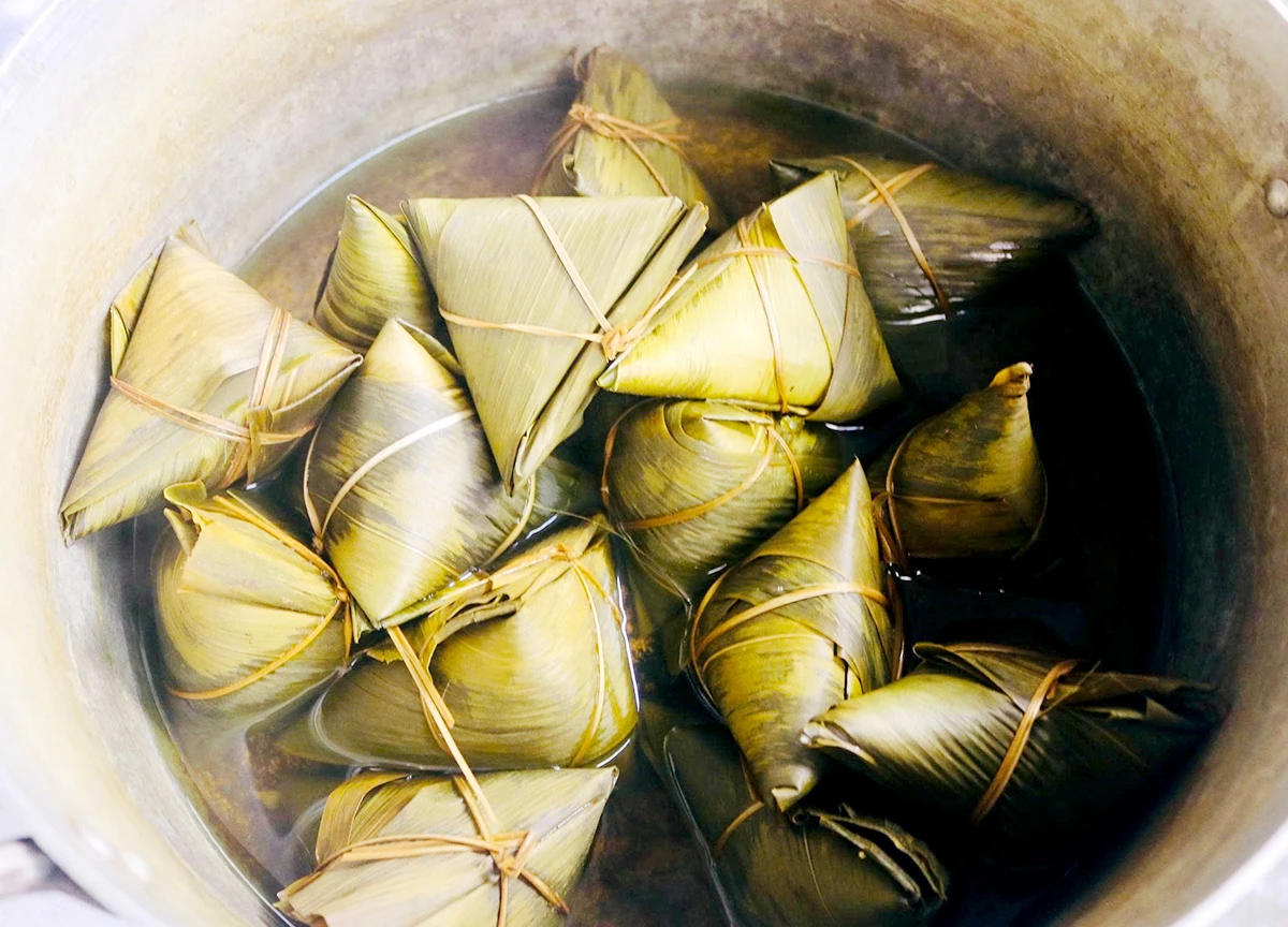 Bánh gio - món ăn truyền thống của người Tày Bánh được đổ ngập nước, thêm chút nước gio vào nồi nước luộc để tạo hương vị đặc trưng và luộc từ 3 - 5 giờ rồi vớt bánh để nguội.