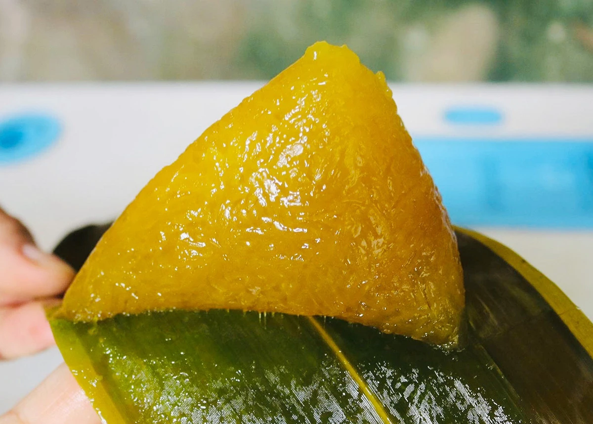 Bánh gio - món ăn truyền thống của người Tày Bánh gio sau khi chín, những hạt gạo nếp dẻo quánh kết dính vào nhau tạo thành khối mịn chắc, bề mặt bánh trong nhẹ, ánh lên màu vàng óng đặc trưng.