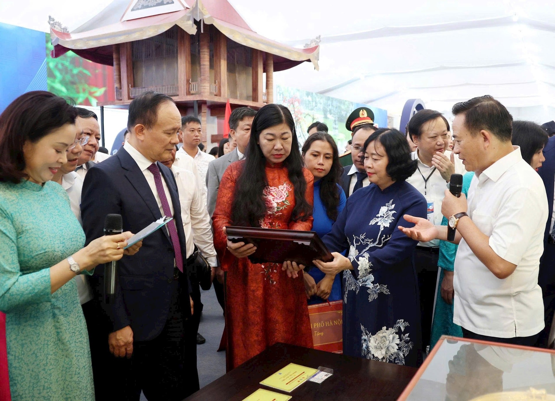 Lãnh đạo Thành phố Hà Nội tham quan hai không gian trưng bày đặc sắc của Thu đô tại Trung tâm Triển lãm Quốc gia Việt Nam Lãnh đạo Thành phố Hà Nội tham quan hai không gian trưng bày đặc sắc của Thu đô tại Trung tâm Triển lãm Quốc gia Việt Nam