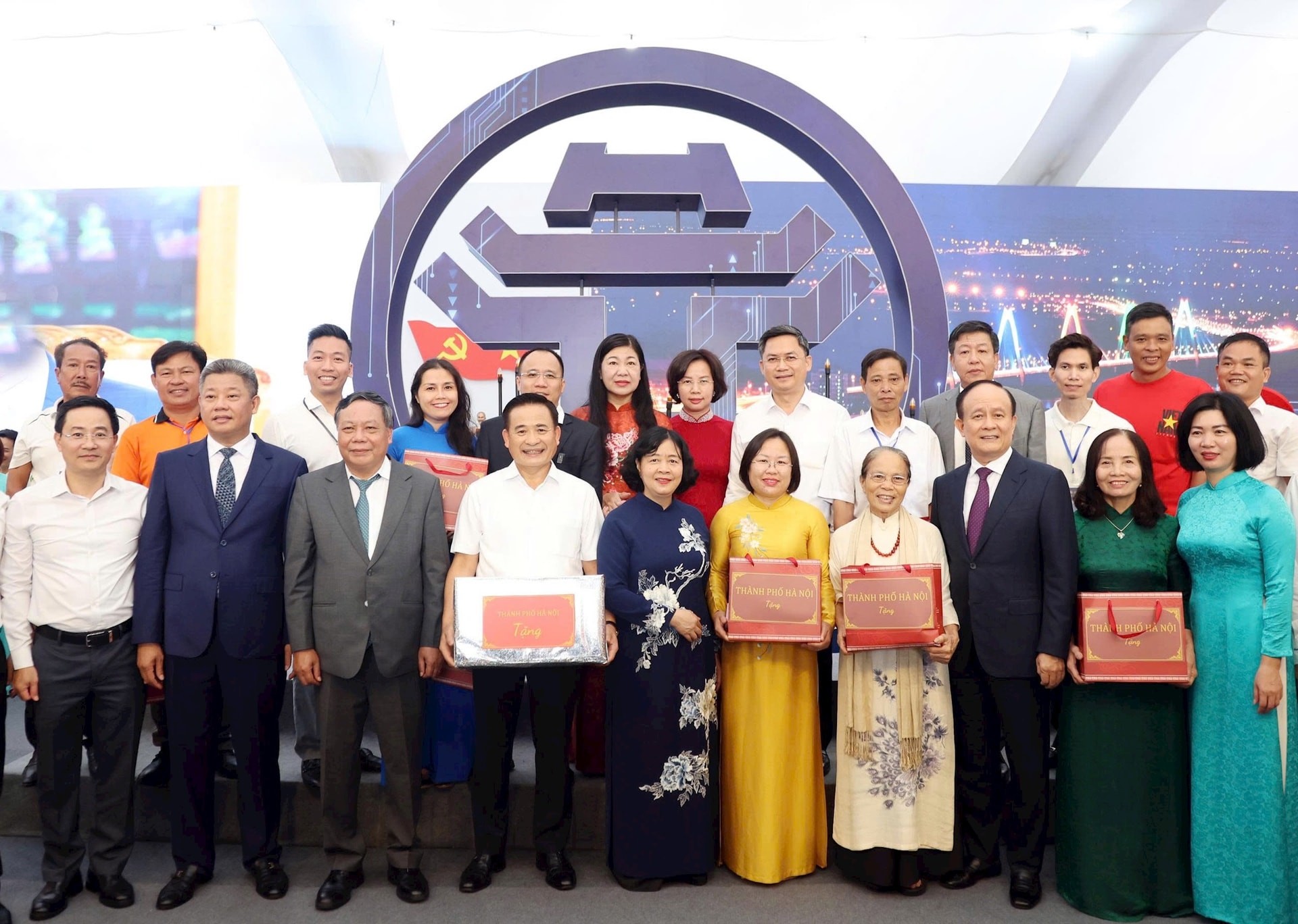 Lãnh đạo Thành phố Hà Nội tham quan hai không gian trưng bày đặc sắc của Thu đô tại Trung tâm Triển lãm Quốc gia Việt Nam Lãnh đạo Thành phố Hà Nội tham quan hai không gian trưng bày đặc sắc của Thu đô tại Trung tâm Triển lãm Quốc gia Việt Nam