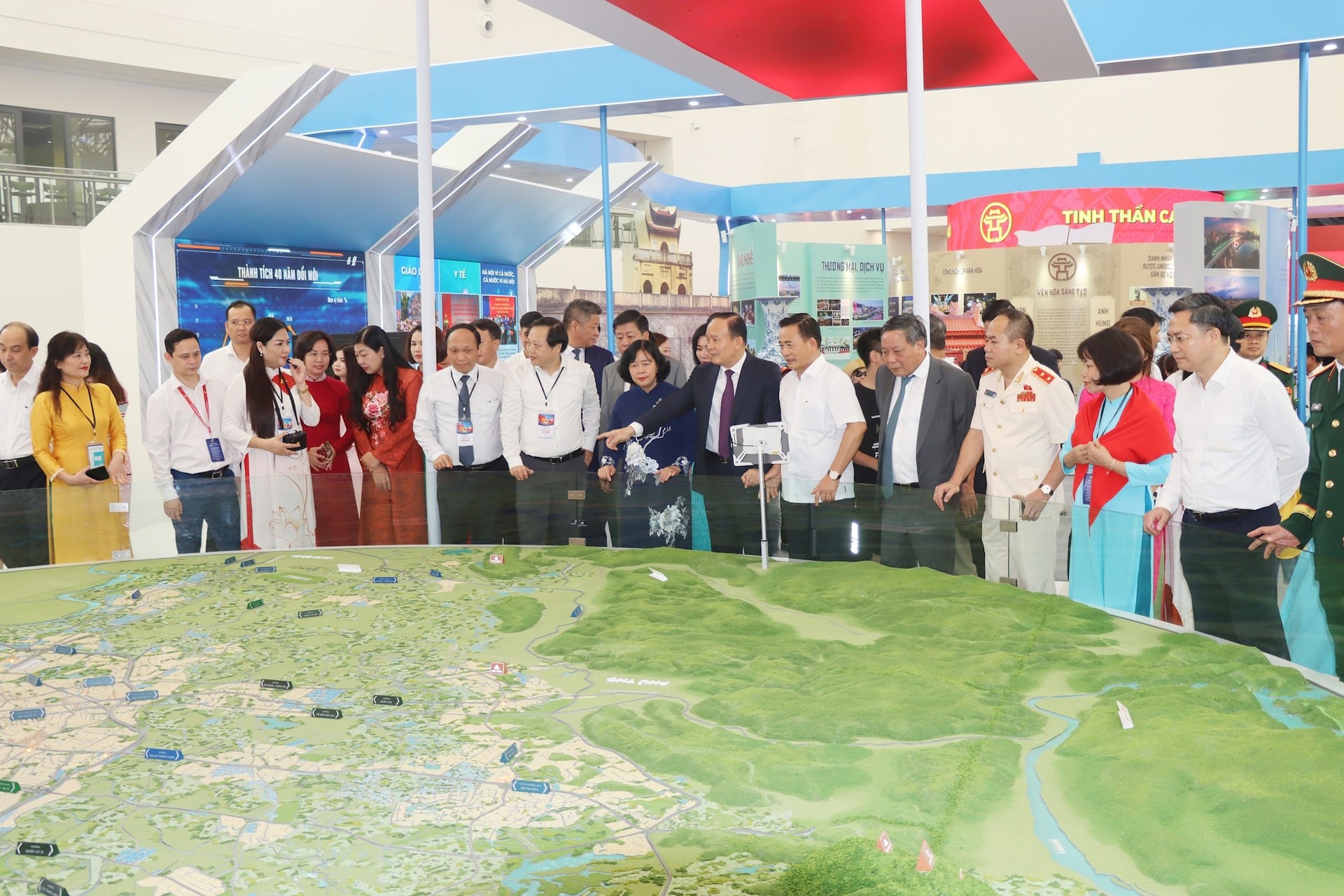 Lãnh đạo Thành phố Hà Nội tham quan hai không gian trưng bày đặc sắc của Thu đô tại Trung tâm Triển lãm Quốc gia Việt Nam Lãnh đạo Thành phố Hà Nội tham quan hai không gian trưng bày đặc sắc của Thu đô tại Trung tâm Triển lãm Quốc gia Việt Nam
