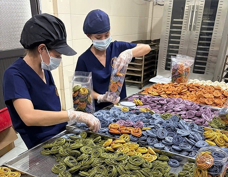 Bằng cách mở rộng sản xuất, Nhật Chi Food đã tạo việc làm ổn định cho nhiều lao động địa phương, đặc biệt là chị em phụ nữ Bằng cách mở rộng sản xuất, Nhật Chi Food đã tạo việc làm ổn định cho nhiều lao động địa phương, đặc biệt là chị em phụ nữ