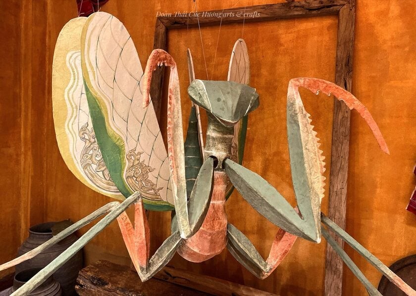 Đèn Bọ Ngựa đã được tác giả thực hiện nhiều công sức, bảo đảm màu sắc hài hòa, tính thấu quang khi sử dụng đèn bên trong. Đèn Bọ Ngựa đã được tác giả thực hiện nhiều công sức, bảo đảm màu sắc hài hòa, tính thấu quang khi sử dụng đèn bên trong.