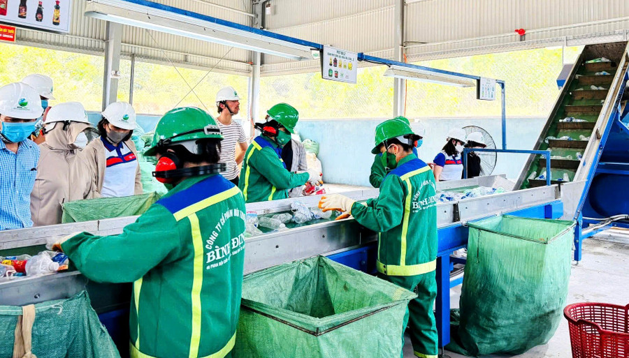 Phân loại rác thải để tái chế tại Cơ sở thu hồi vật liệu. Ảnh: V.L 1-2.jpg