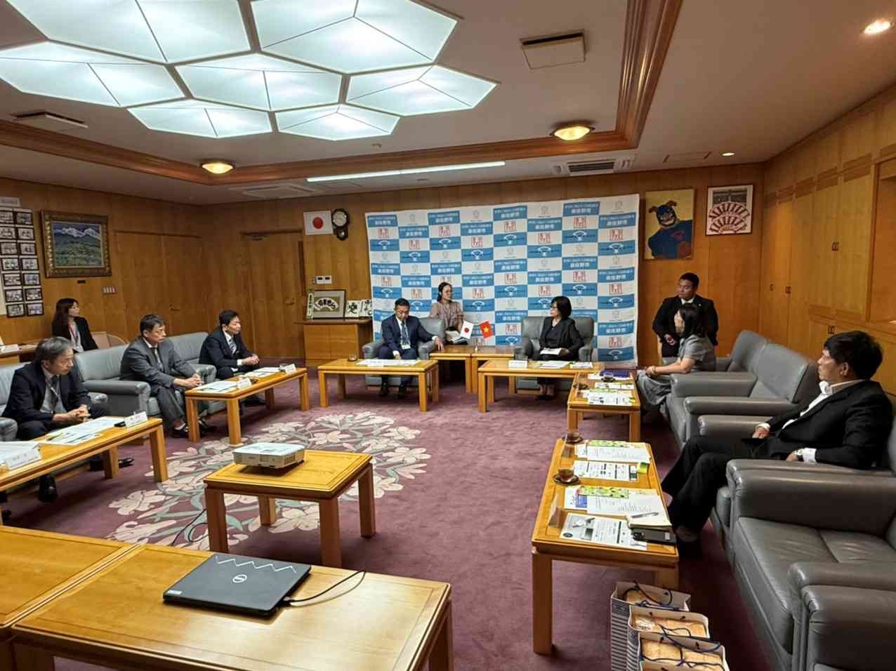 Thắt chặt tình hữu nghị giữa Gia Lai và Izumisano trong chuyến công tác của Phó Chủ tịch UBND tỉnh Gia Lai Nguyễn Thị Thanh Lịch tại Nhật Bản Thắt chặt tình hữu nghị giữa Gia Lai và Izumisano trong chuyến công tác của Phó Chủ tịch UBND tỉnh Gia Lai Nguyễn Thị Thanh Lịch tại Nhật Bản