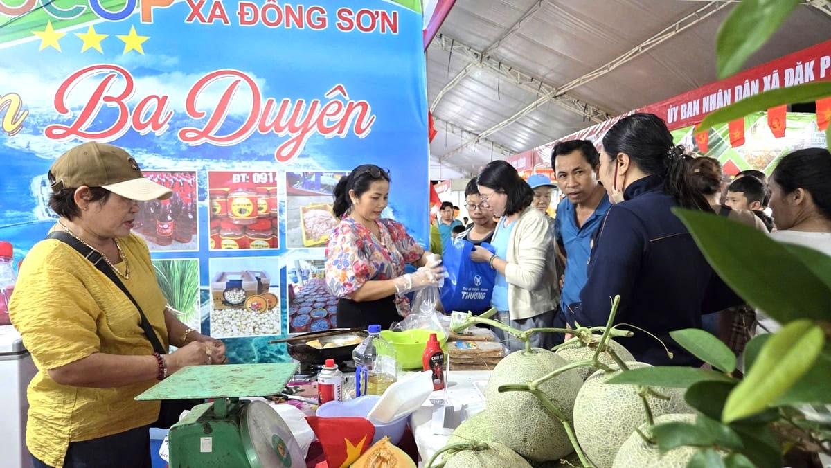 Hội chợ thu hút đông đảo người dân đến tham quan, mua sắm. Hội chợ thu hút đông đảo người dân đến tham quan, mua sắm.