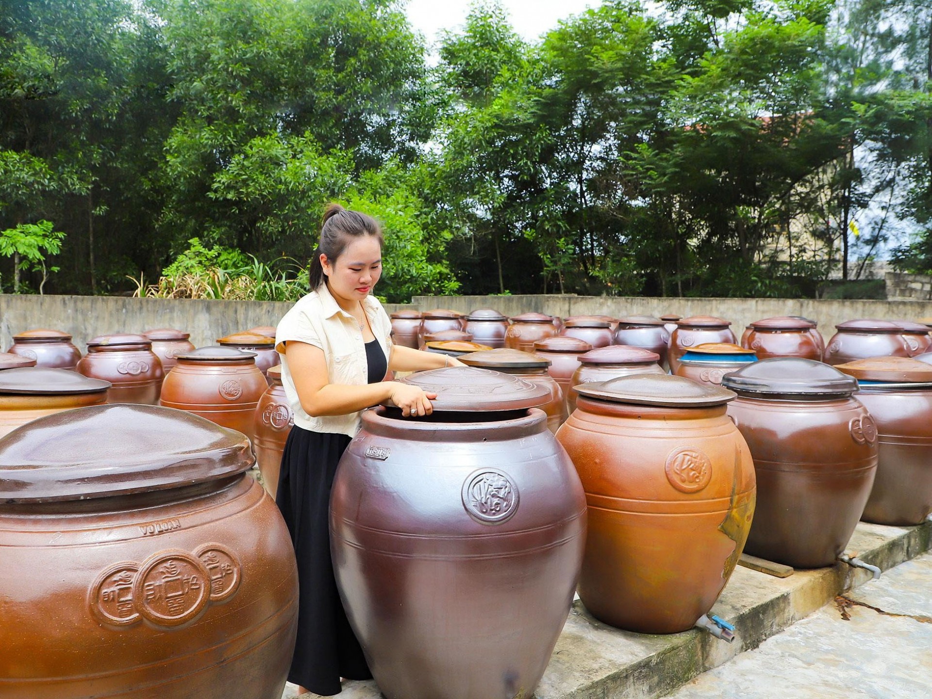 Giám đốc HTX Dịch vụ chế biến hải sản Phú Sáng Nguyễn Thị Sáng đang kiểm tra khu vực ủ mắm. Giám đốc HTX Dịch vụ chế biến hải sản Phú Sáng Nguyễn Thị Sáng đang kiểm tra khu vực ủ mắm.