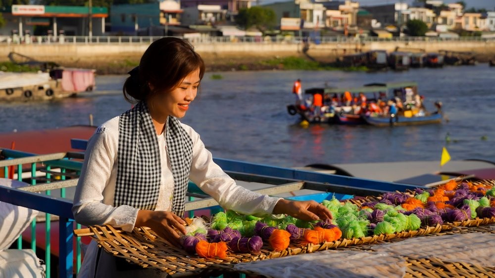Trải nghiệm làm hủ tiếu đa sắc màu ở Chợ nổi Cái Răng