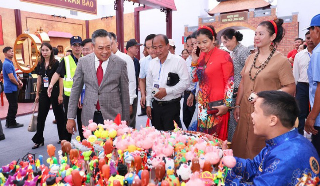 Ông Trần Sỹ Thanh - Chủ tịch TP, Hà Nội tham quan không gian trưng bày “Truyền thống và Sáng tạo Hà Nội 2025” Ông Trần Sỹ Thanh - Chủ tịch TP, Hà Nội tham quan không gian trưng bày “Truyền thống và Sáng tạo Hà Nội 2025”