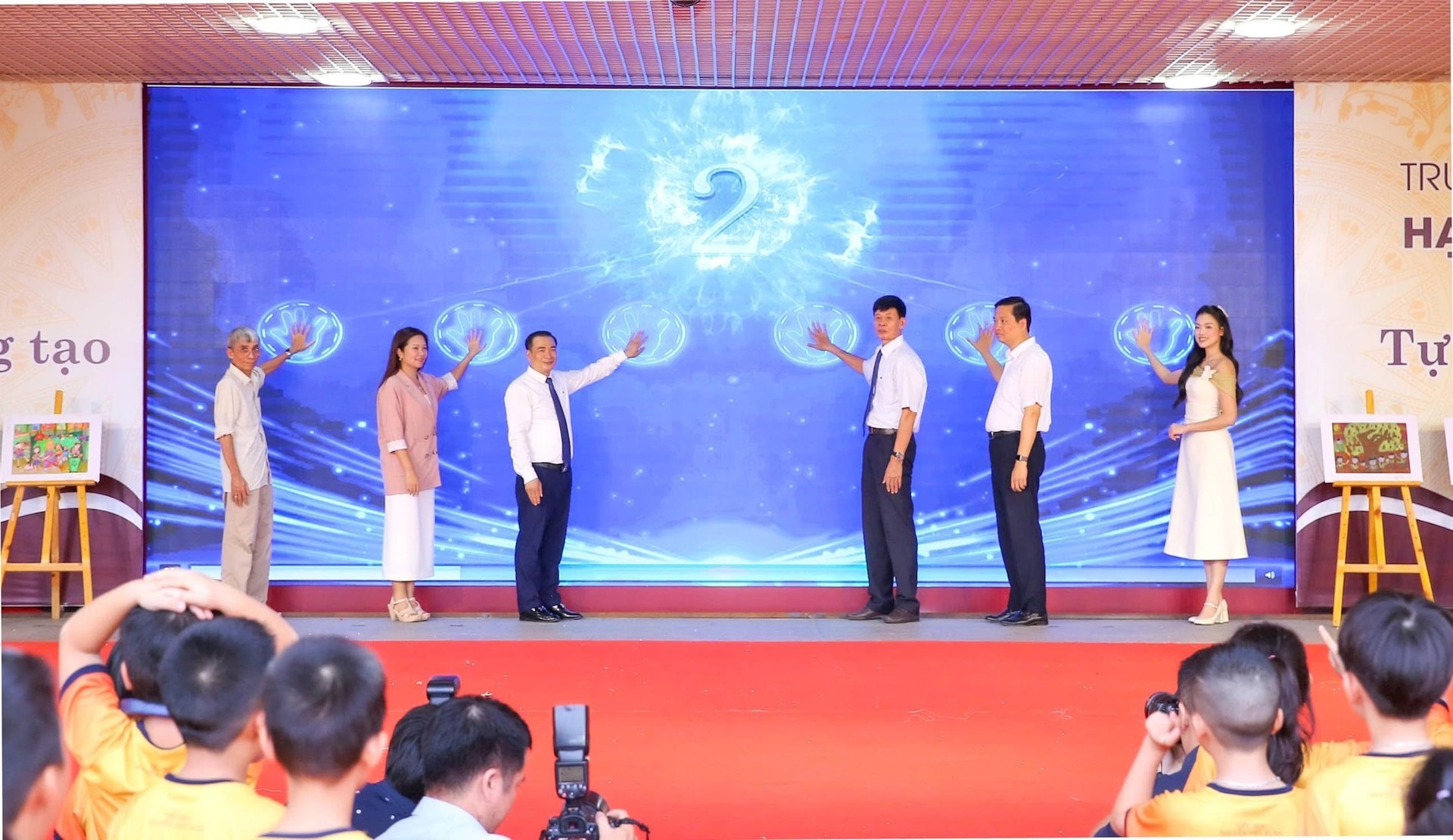 Các đại biểu nhấn nút phát động Cuộc thi vẽ tranh bảo vệ môi trường trong học đường lần thứ hai với chủ đề Phát động Cuộc thi vẽ tranh “Sân trường mơ ước của em” lan tỏa thông điệp xanh từ học đường