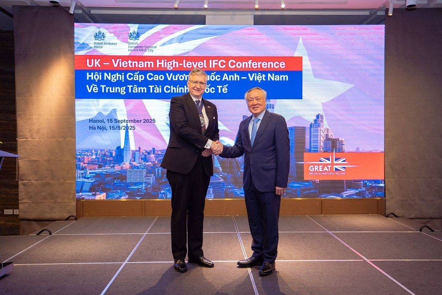 Thị trưởng Alastair King (trái) gặp gỡ Phó Thủ tướng Nguyễn Hòa Bình tại hội nghị