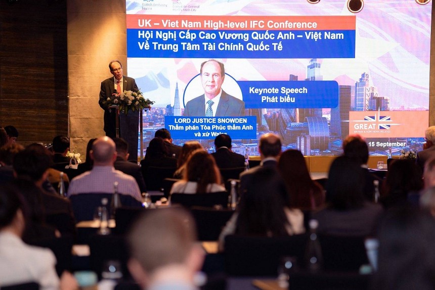 Ông Richard Snowden - Thẩm phán Tòa Phúc thẩm Anh và xứ Wales phát biểu tại sự kiện