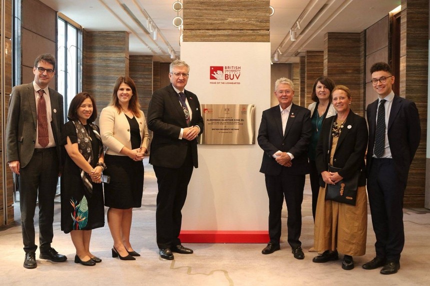 Đoàn công tác chụp ảnh lưu niệm sau hội nghị