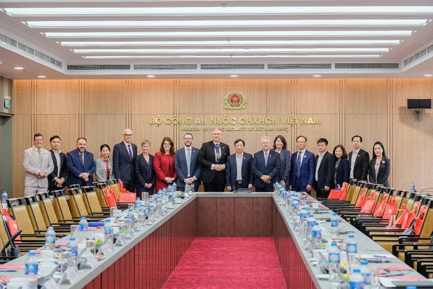 Thị trưởng Alastair King gặp gỡ Thiếu tướng Nguyễn Ngọc Cương, Phó Chủ tịch Hiệp hội Dữ liệu Quốc gia (NDA), để chuẩn bị cho Hội thảo Quốc tế về Kinh tế Dữ liệu vào tháng 12