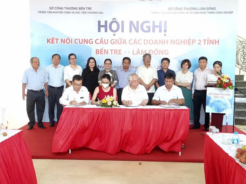 Đại diện doanh nghiệp ký kết hợp tác cùng các doanh nghiệp đối tác tại tỉnh Lâm Đồng Đại diện doanh nghiệp ký kết hợp tác cùng các doanh nghiệp đối tác tại tỉnh Lâm Đồng