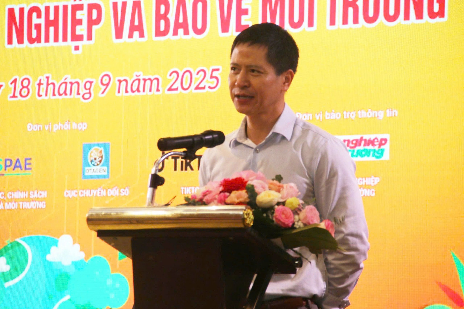 Giám đốc Trung tâm Xúc tiến thương mại nông nghiệp Nguyễn Minh Tiến phát biểu khai mạc phiên chợ.